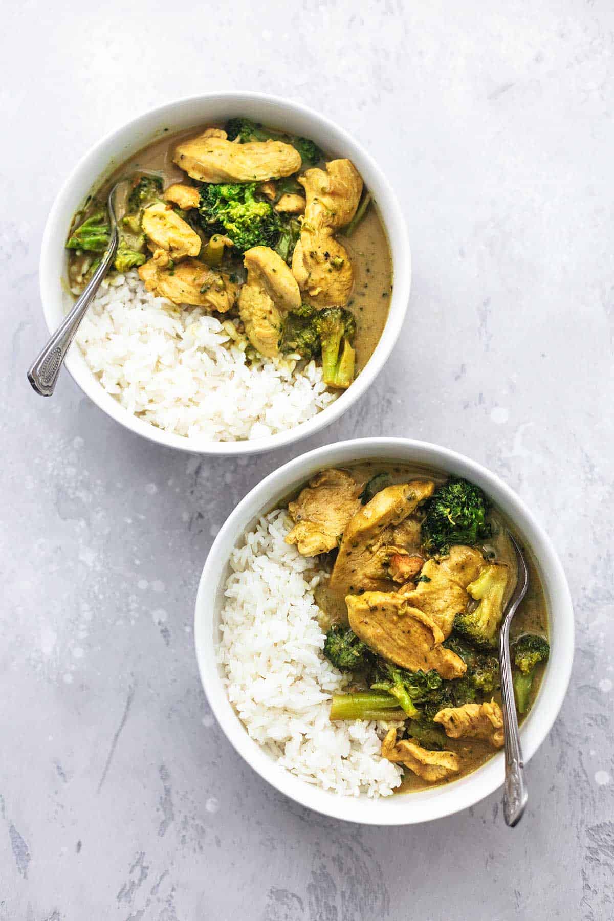 Hühnchen-Brokkoli-Curry in zwei Schalen