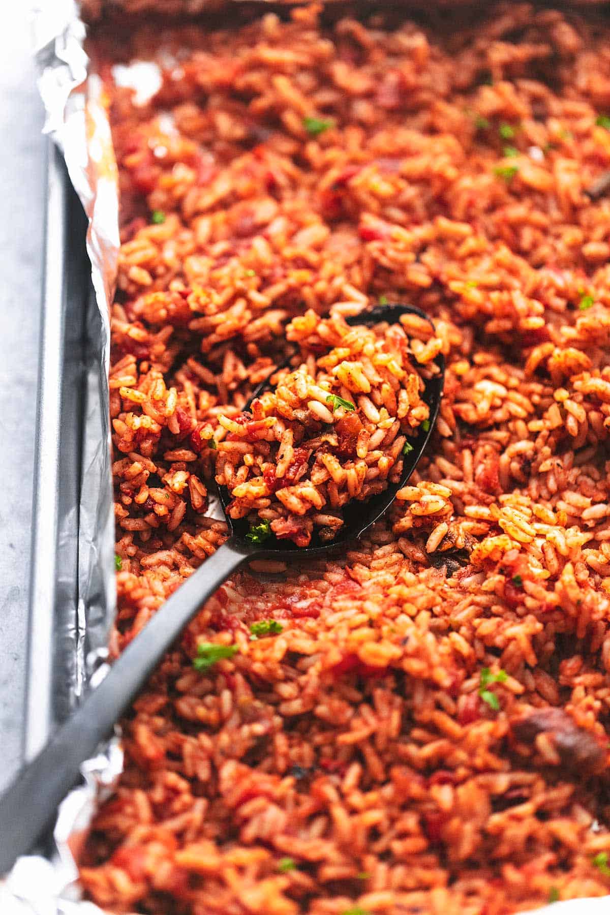 spanischer Reis auf einer Pfanne mit einem Löffel