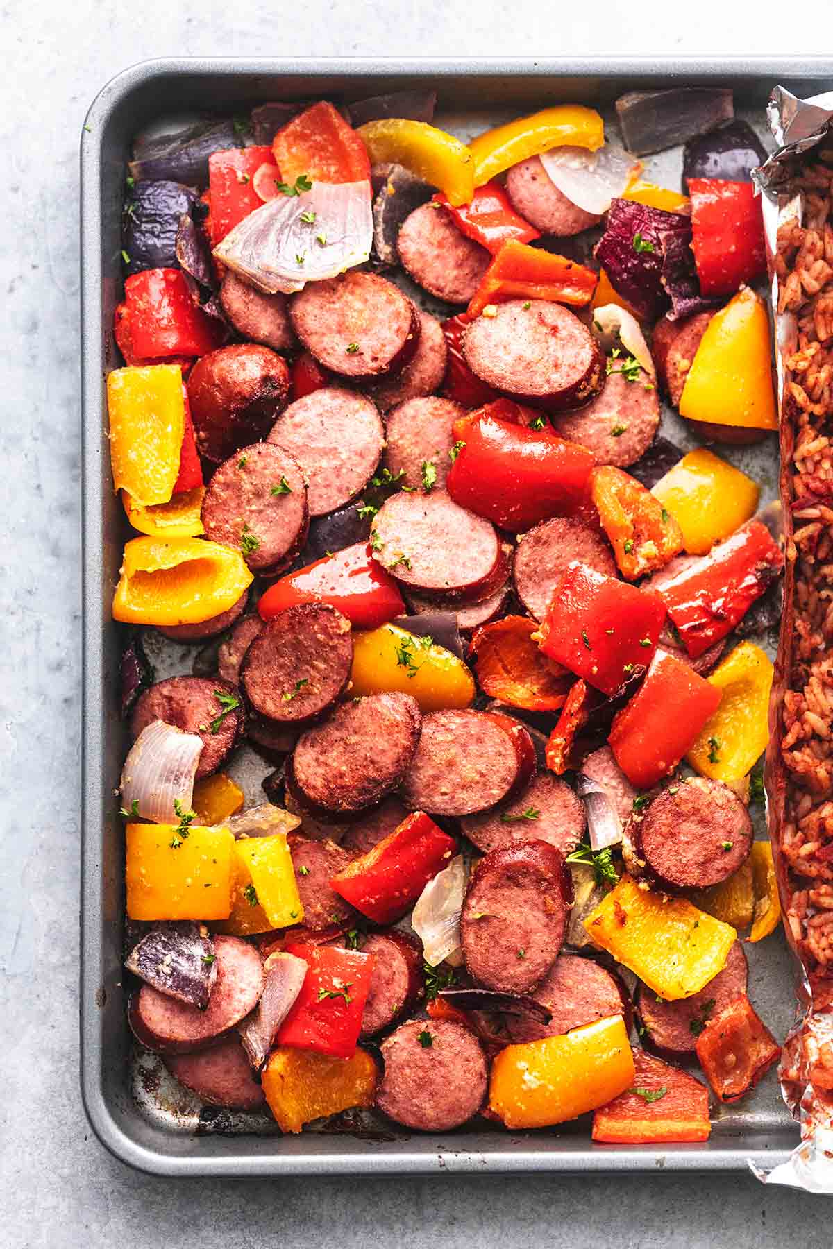 Wurst und Paprika und Zwiebeln in einer Pfanne