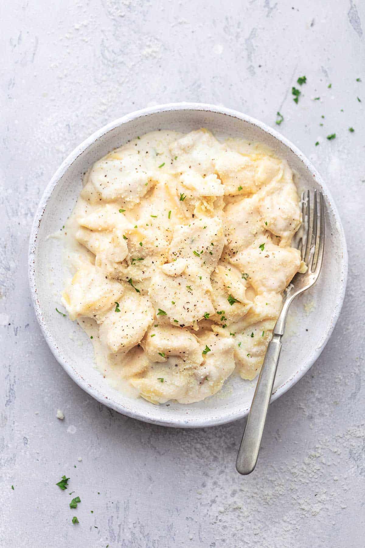 Alfredo Tortellini auf einem Teller mit einer Gabel