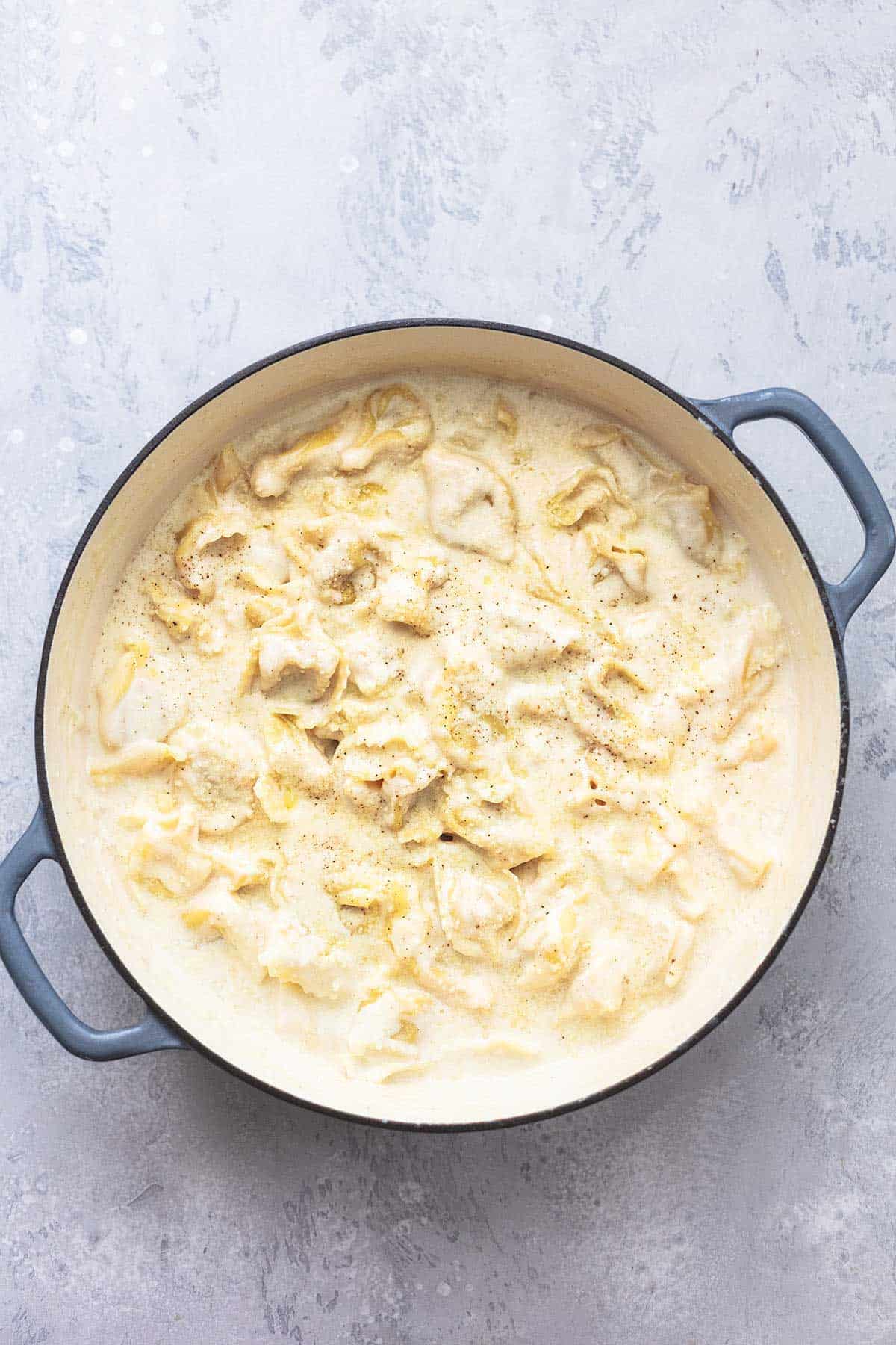 Draufsicht auf Alfredo Tortellini Nudeln in einer Pfanne