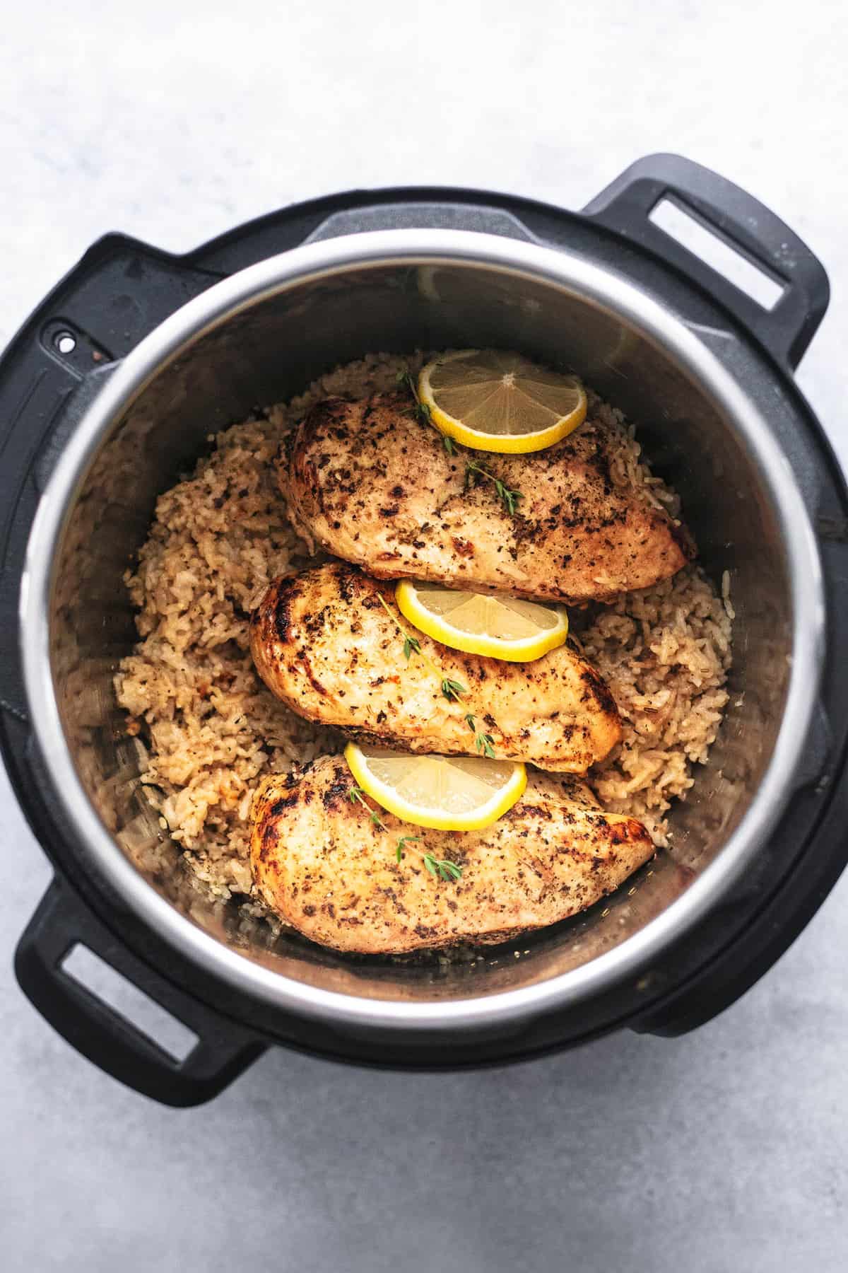 Einfaches und gesundes Instant Pot Hähnchenbrust- und Reisrezept | lecremedelacrumb.com