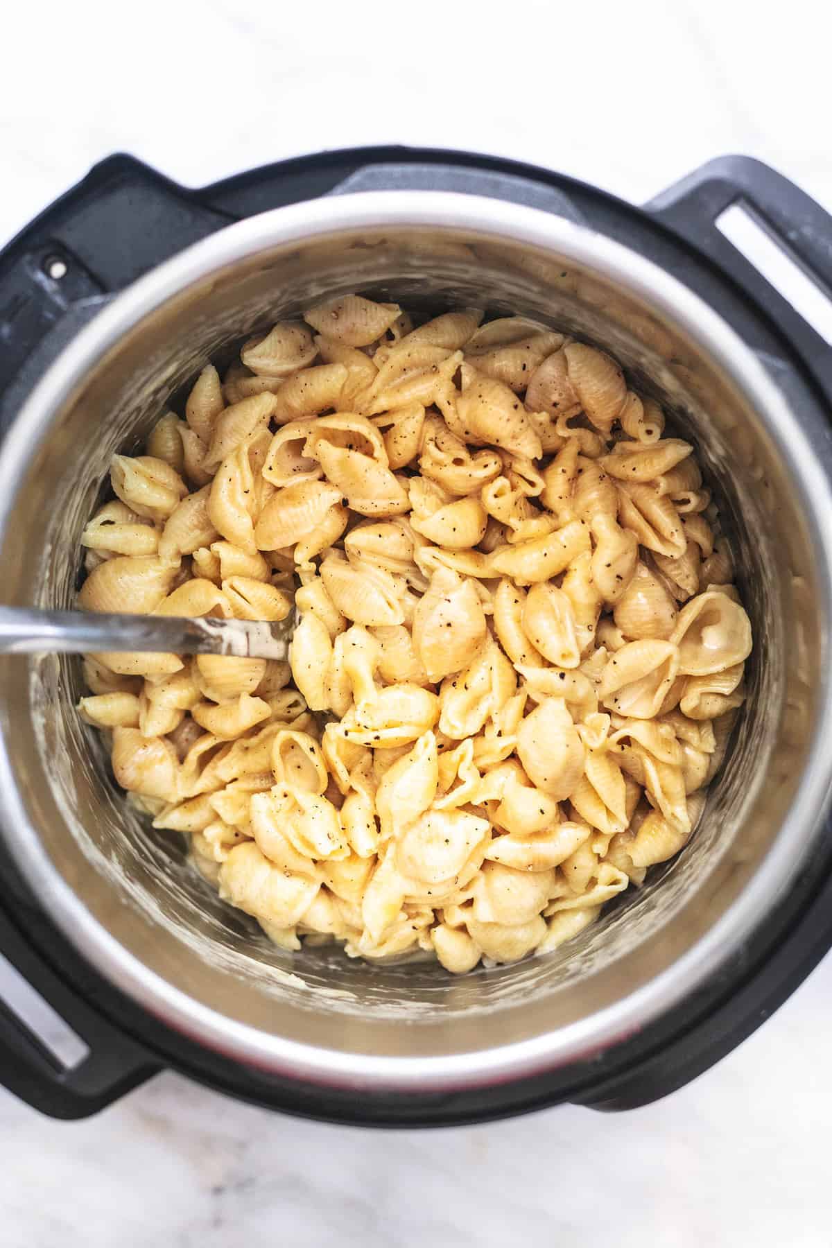Einfaches und leckeres Instant Pot Mac und Käse Rezept mit 5 Zutaten! | lecremedelacrumb.com