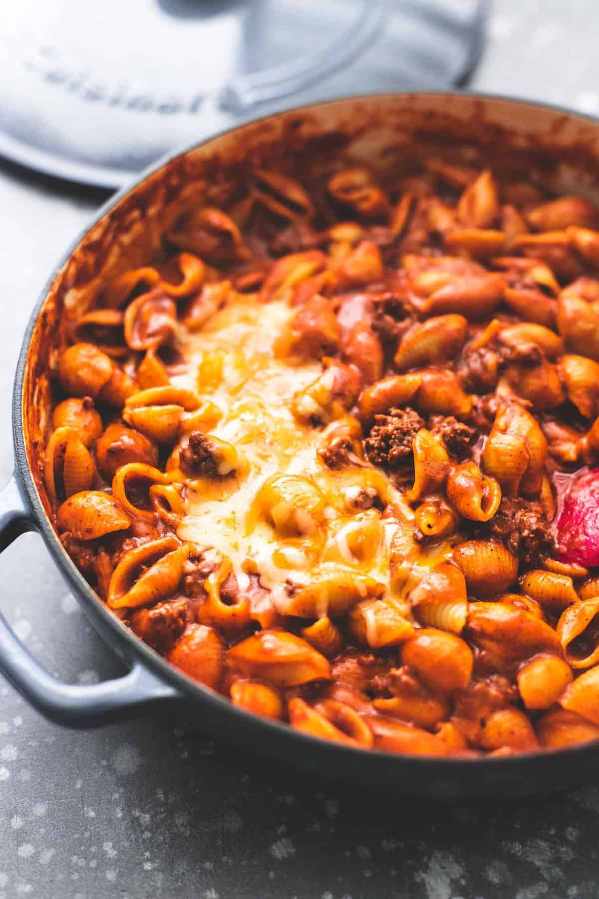 Einfache Eintopf Beefy Enchilada Shells Rezept | lecremedelacrumb.com