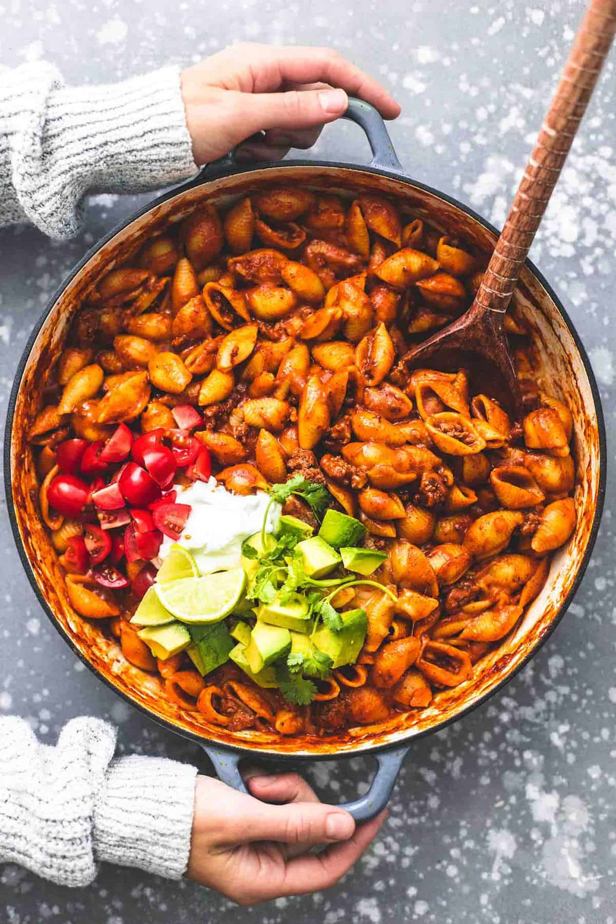 Einfache Eintopf Beefy Enchilada Shells Rezept | lecremedelacrumb.com