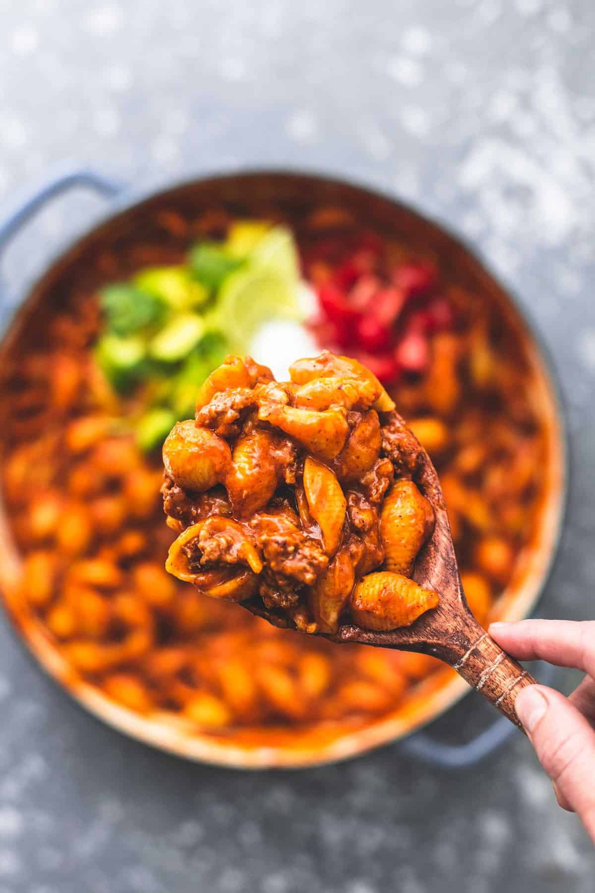 Einfache Eintopf Beefy Enchilada Shells Rezept | lecremedelacrumb.com