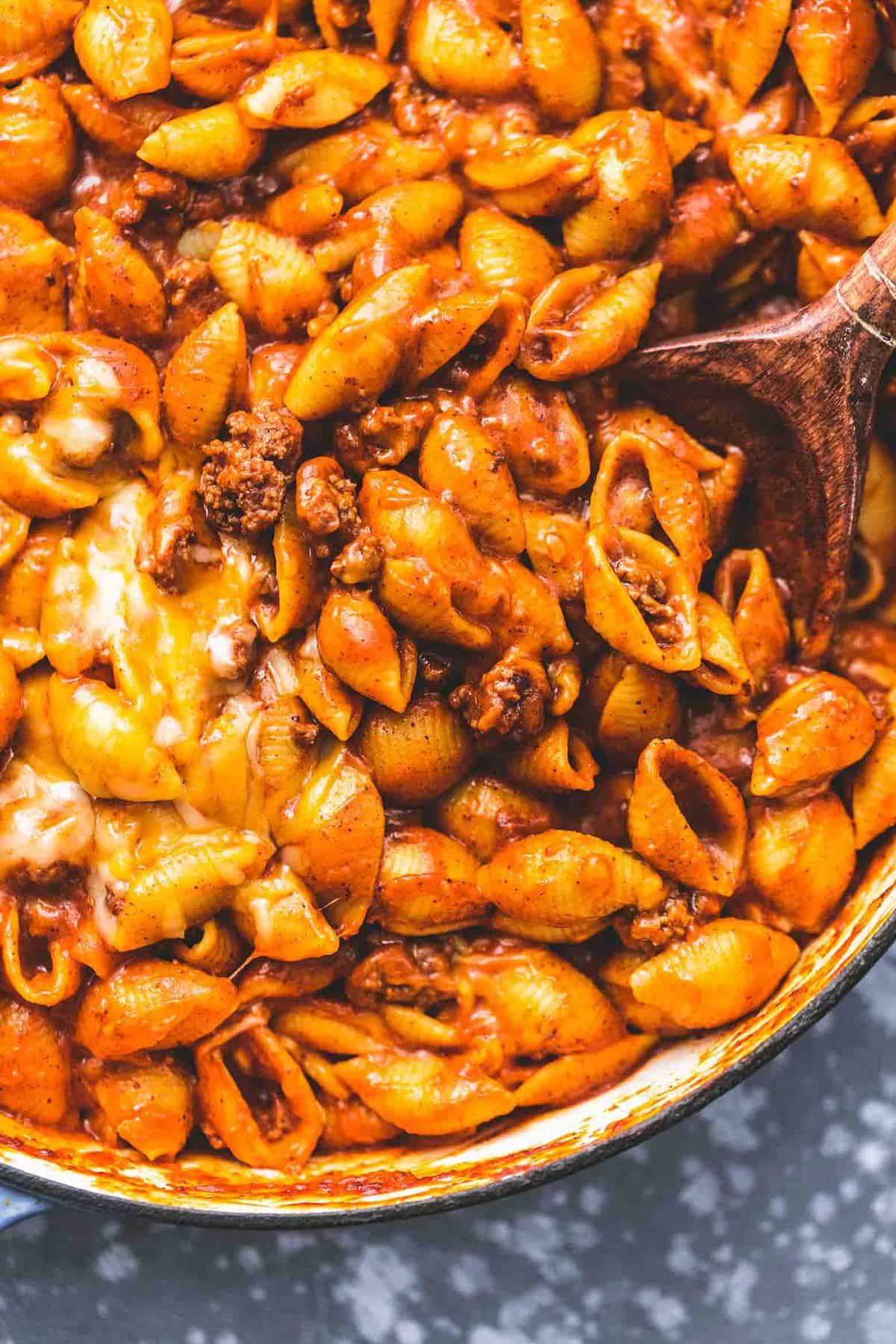 Einfache Eintopf Beefy Enchilada Shells Rezept | lecremedelacrumb.com