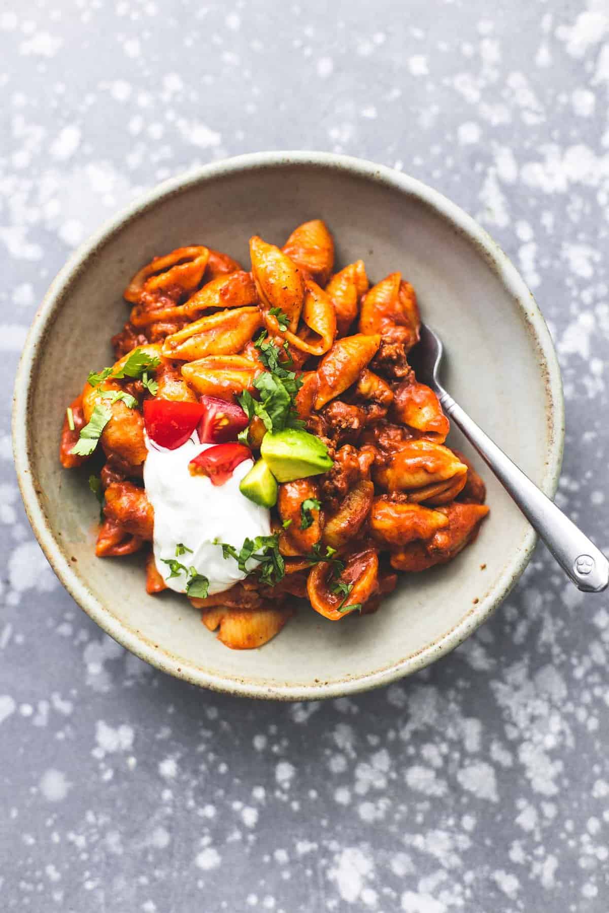 Einfache Eintopf Beefy Enchilada Shells Rezept | lecremedelacrumb.com