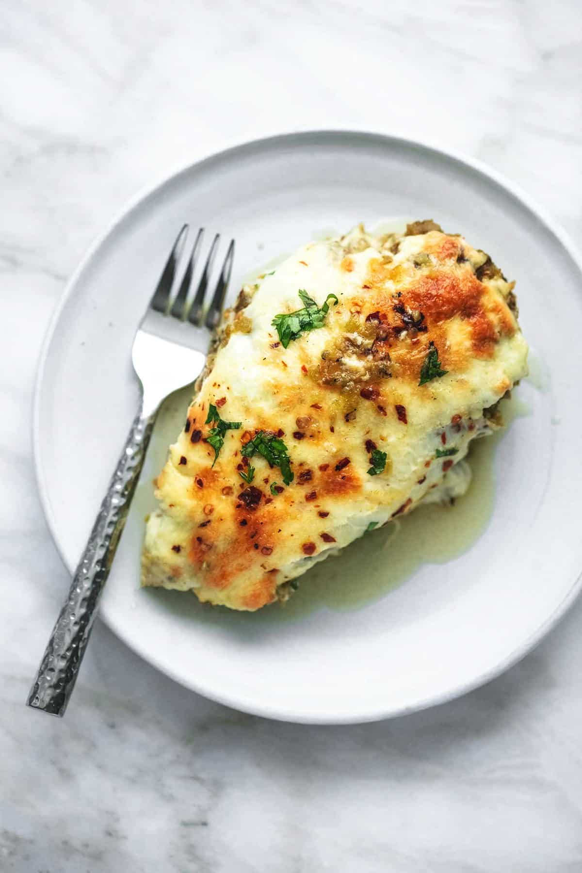 Einfach gebackenes Salsa Verde Huhn einfaches Abendessen Rezept | lecremedelacrumb.com