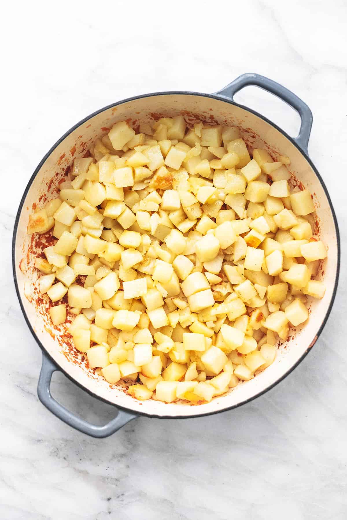 Französische Zwiebelkartoffeln einfaches Beilagenkartoffelrezept für Feiertage! | lecremedelacrumb.com