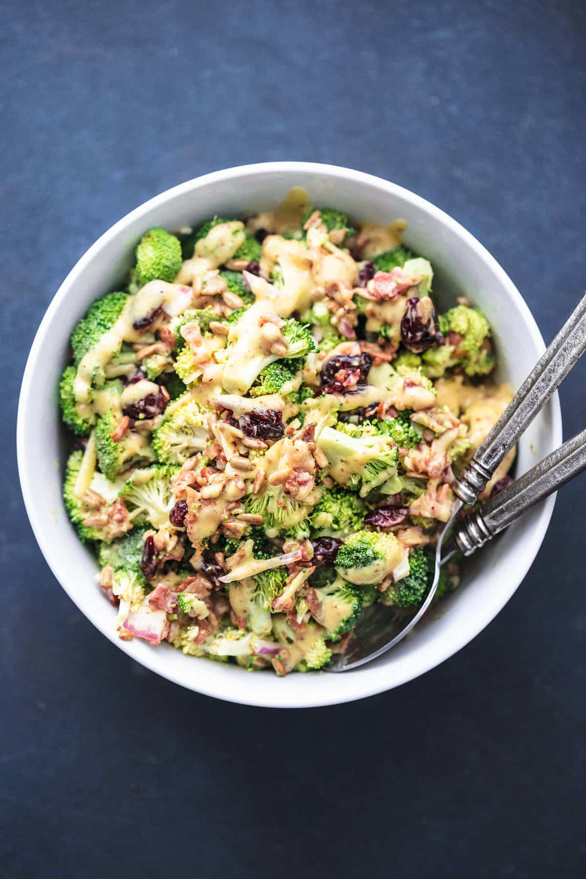 Einfach lecker Best Broccoli Salat Rezept (No Mayo!) | lecremedelacrumb.com