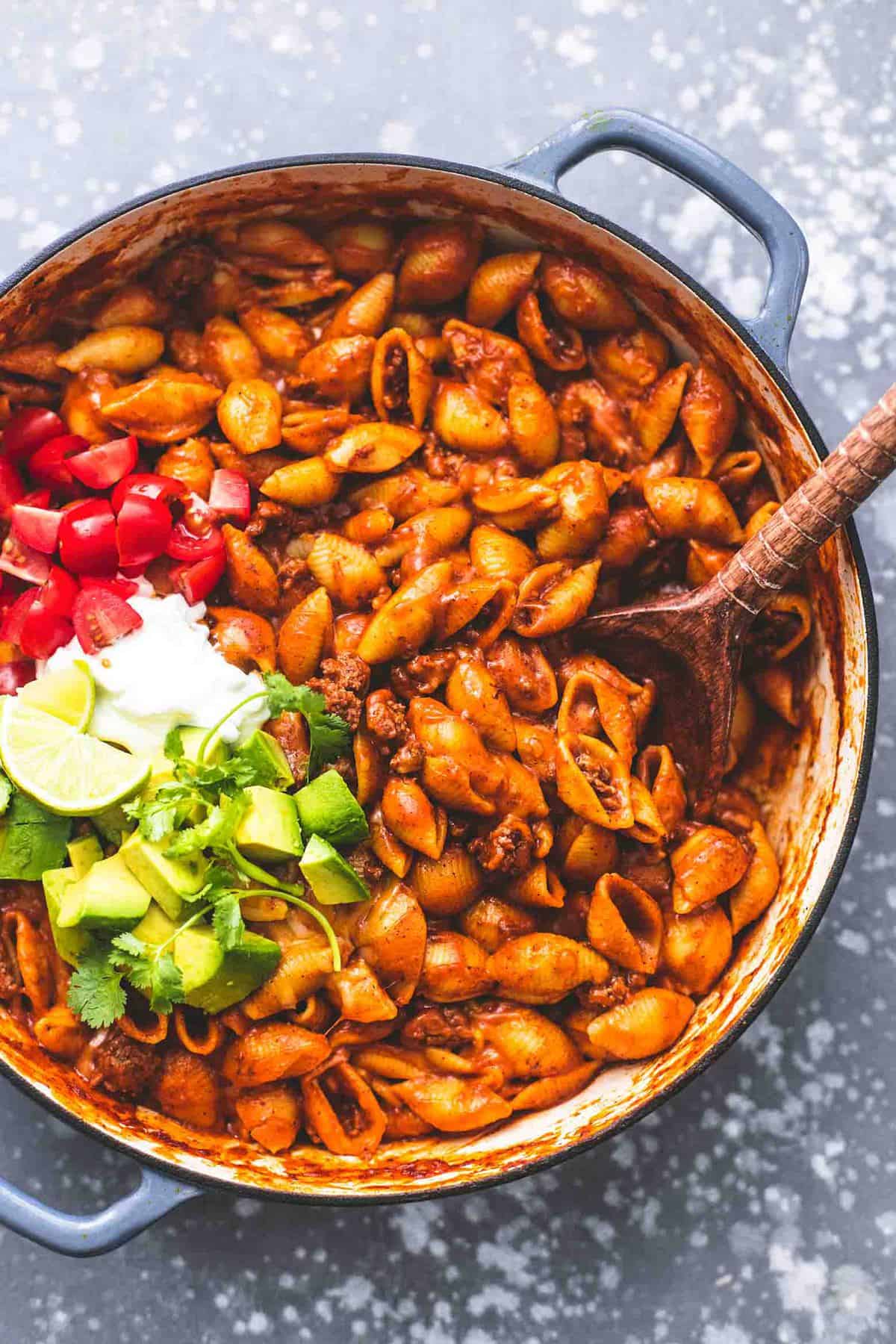 Einfache Eintopf Beefy Enchilada Shells Rezept | lecremedelacrumb.com
